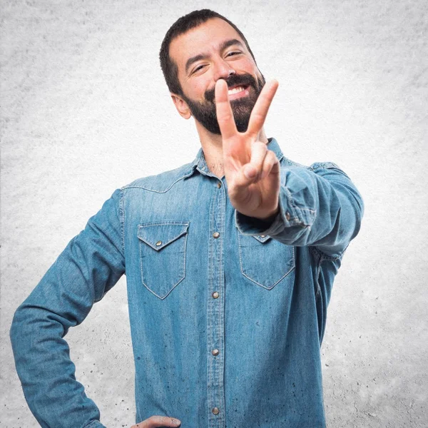 Hombre haciendo gesto de victoria — Foto de Stock