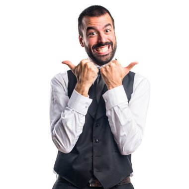 Baş parmağı havada bir iş adamı.