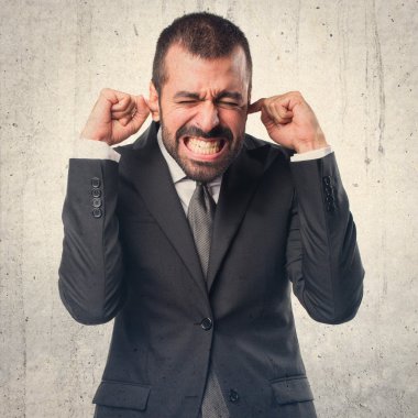 kulakları kapsayan iş adamı