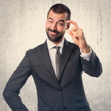 Küçük işareti yapıyor işadamı