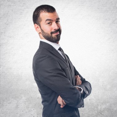 Kollarını kavuşturmuş bir iş adamı.