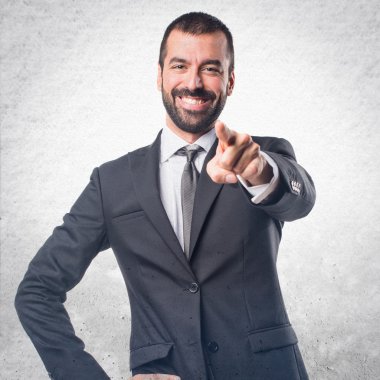 öne doğru işaret eden işadamı