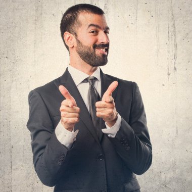 öne doğru işaret eden işadamı