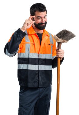 Çöp Adam küçük işareti yapıyor