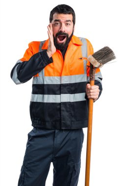 Çöp Adam sürpriz jest yapıyor