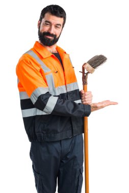 Çöp Adam bir şey sunmak