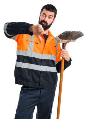 Çöp Adam kötü sinyal yapıyor