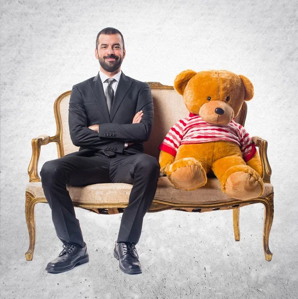 Homme d'affaires avec peluche assis sur un fauteuil vintage — Photo