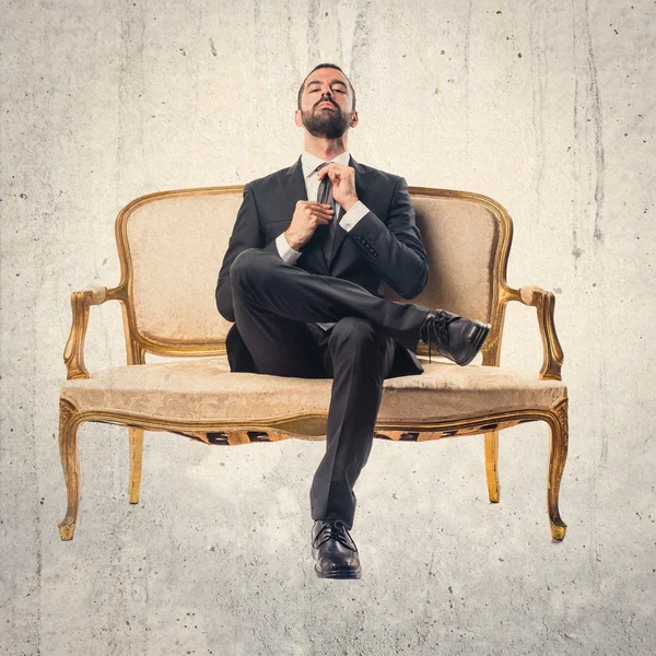 Geschäftsmann sitzt auf Sessel — Stockfoto