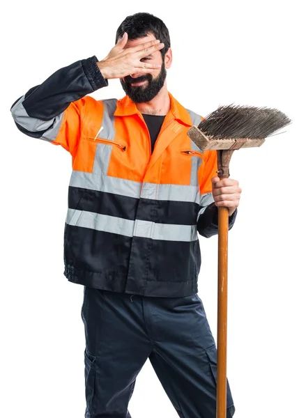 Homem do lixo cobrindo seu rosto — Fotografia de Stock
