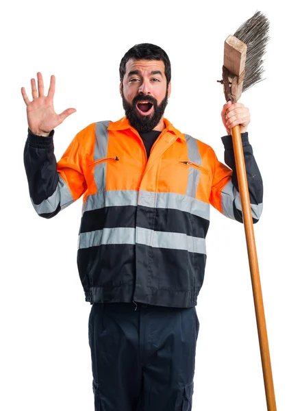 Hombre de la basura haciendo gesto sorpresa — Foto de Stock