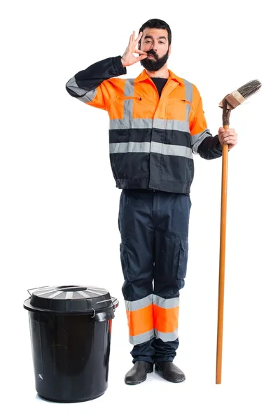 Homem do lixo fazendo gesto de silêncio — Fotografia de Stock