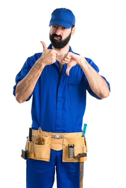 Plumber making good-bad sign — Stock Photo, Image