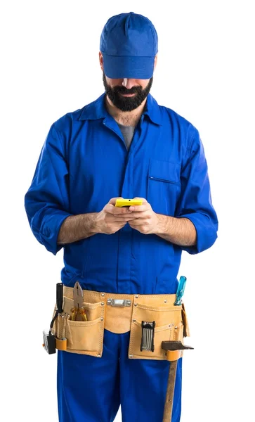 Klempner im Gespräch mit dem Handy — Stockfoto