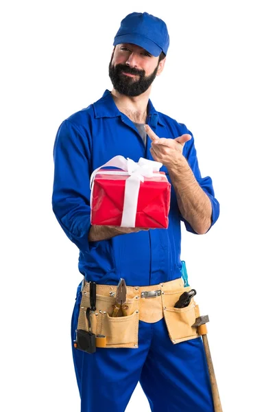 Klempner mit Geschenk — Stockfoto