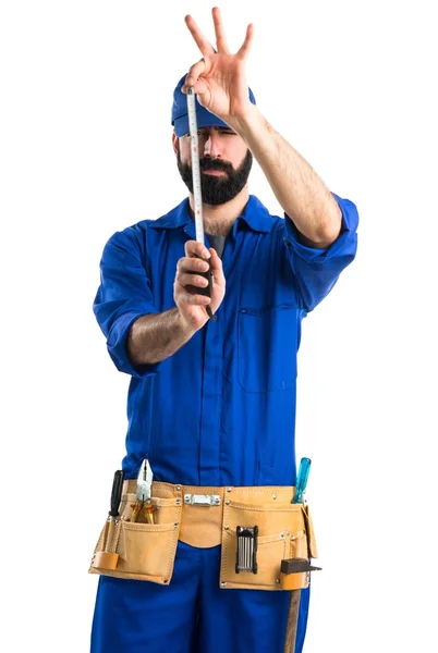 Encanador com cortador de chanfro — Fotografia de Stock