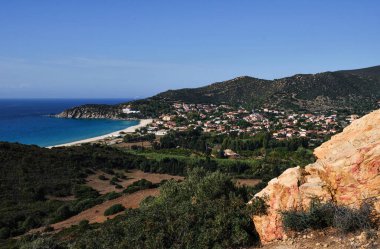 Solanas 'ta panoramik manzara, Villasimius' ta küçük bir şehir, Sardunya, İtalya