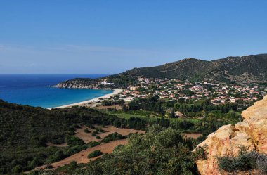 Solanas 'ta panoramik manzara, Villasimius' ta küçük bir şehir, Sardunya, İtalya