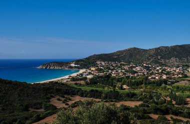 Solanas 'ta panoramik manzara, Villasimius' ta küçük bir şehir, Sardunya, İtalya