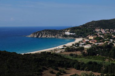 Solanas 'ta panoramik manzara, Villasimius' ta küçük bir şehir, Sardunya, İtalya