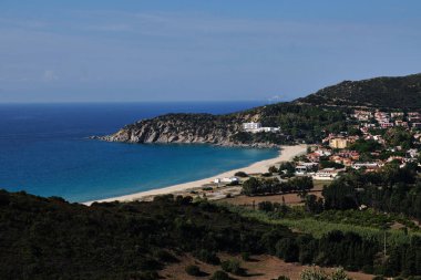 Solanas 'ta panoramik manzara, Villasimius' ta küçük bir şehir, Sardunya, İtalya