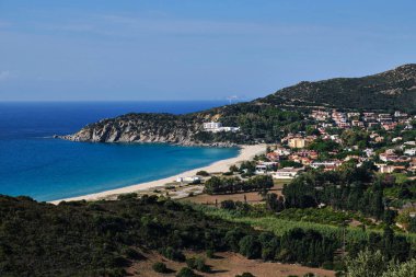 Solanas 'ta panoramik manzara, Villasimius' ta küçük bir şehir, Sardunya, İtalya