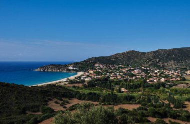 Solanas 'ta panoramik manzara, Villasimius' ta küçük bir şehir, Sardunya, İtalya