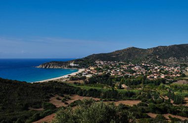 Solanas 'ta panoramik manzara, Villasimius' ta küçük bir şehir, Sardunya, İtalya