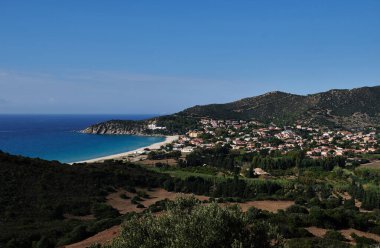 Solanas 'ta panoramik manzara, Villasimius' ta küçük bir şehir, Sardunya, İtalya