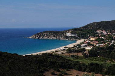 Solanas 'ta panoramik manzara, Villasimius' ta küçük bir şehir, Sardunya, İtalya