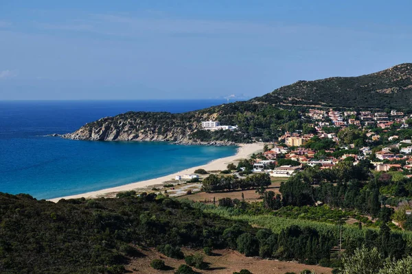 Solanas 'ta panoramik manzara, Villasimius' ta küçük bir şehir, Sardunya, İtalya