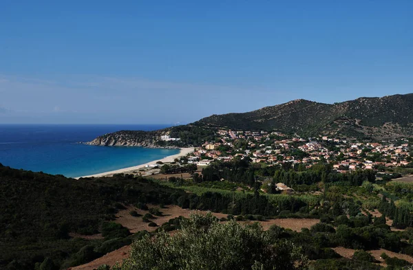 Solanas 'ta panoramik manzara, Villasimius' ta küçük bir şehir, Sardunya, İtalya