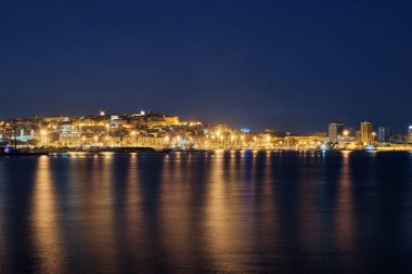 Sardunya 'nın liman şehrinden Cagliari ufuk çizgisi manzaralı gün batımı