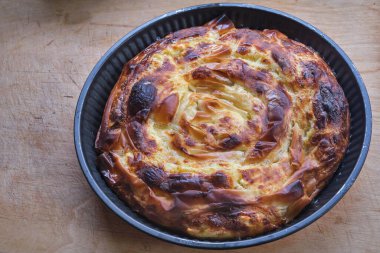 Banitsa, fillo, tereyağı, yumurta, yoğurt ve sirene peynirli tipik İspanyol peynirli turta.