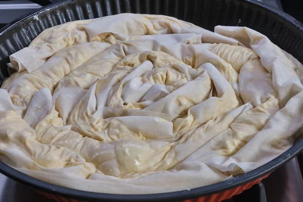 Banitsa, fillo, tereyağı, yumurta, yoğurt ve sirene peynirli tipik İspanyol peynirli turta.