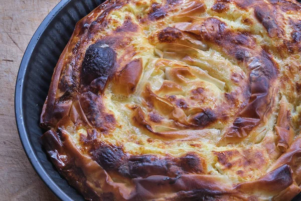 Banitsa, fillo, tereyağı, yumurta, yoğurt ve sirene peynirli tipik İspanyol peynirli turta.