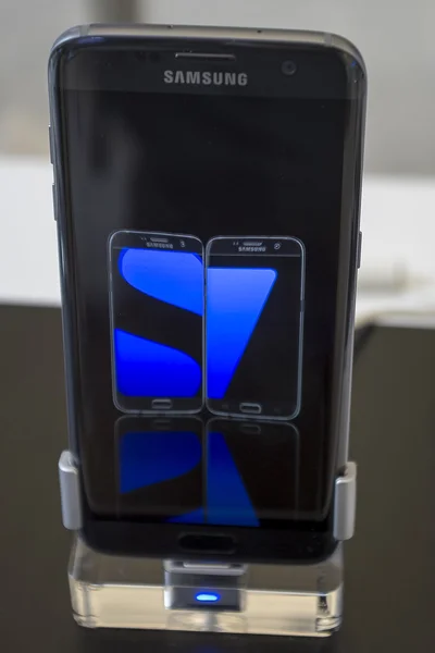 Mobile Samsung galaxy 7 — Stock Photo, Image