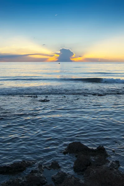 Belo pôr do sol na praia — Fotografia de Stock