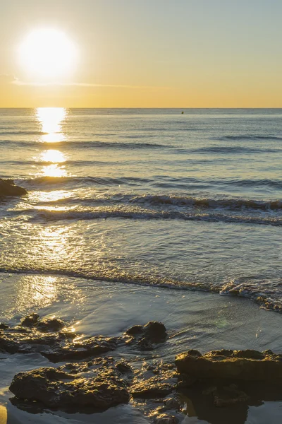 Belo pôr do sol na praia — Fotografia de Stock