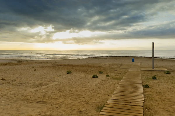 Porte en bois vers la plage de la mer — Photo