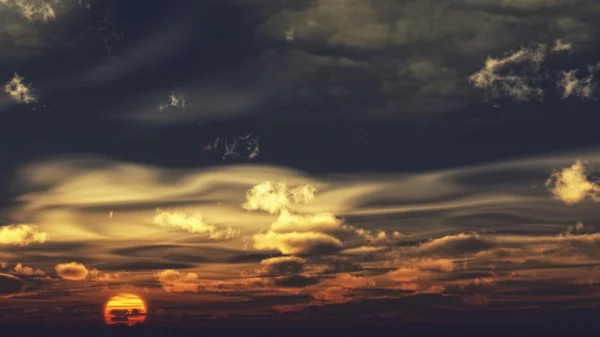 Прекрасний схід сонця і хмари — стокове фото