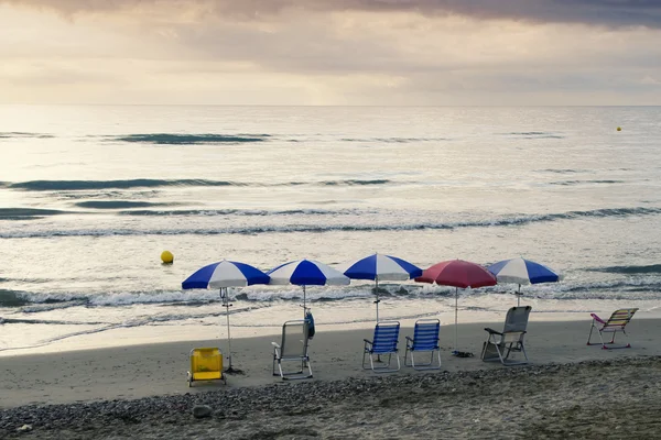 Hamacas y sombrillas en la playa — Foto de Stock