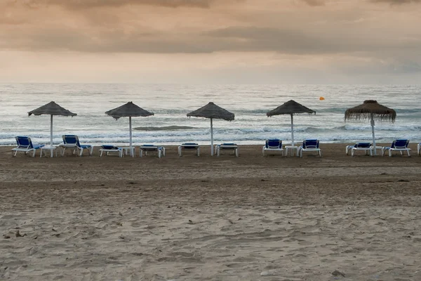 Hamacas y sombrillas en la playa —  Fotos de Stock