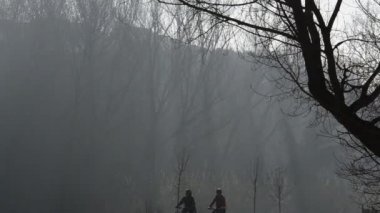 insanlar bisiklet sürmek