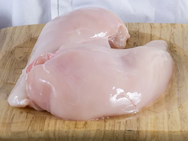 Сырая куриная грудка — стоковое фото