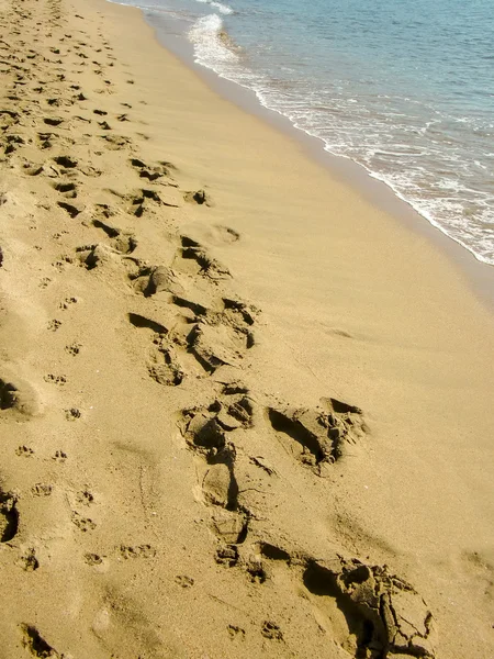 Plage sable et empreintes de pas — Photo