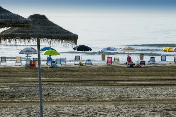 Parasols op het strand in Spanje — Stockfoto