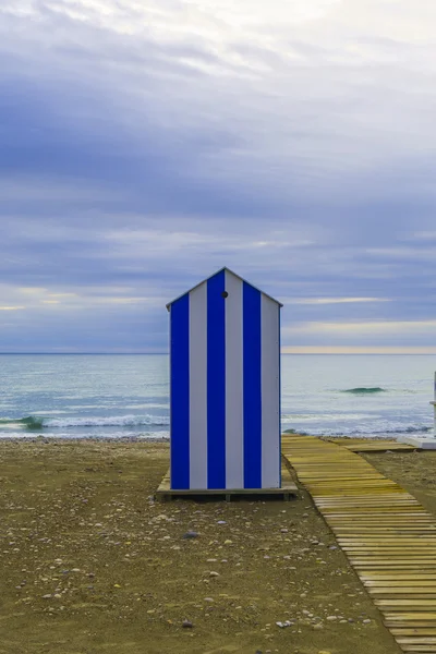 WC et passerelle vers la plage — Photo