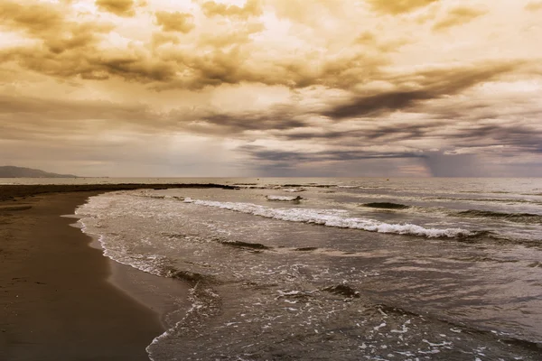 Belo nascer do sol na praia — Fotografia de Stock