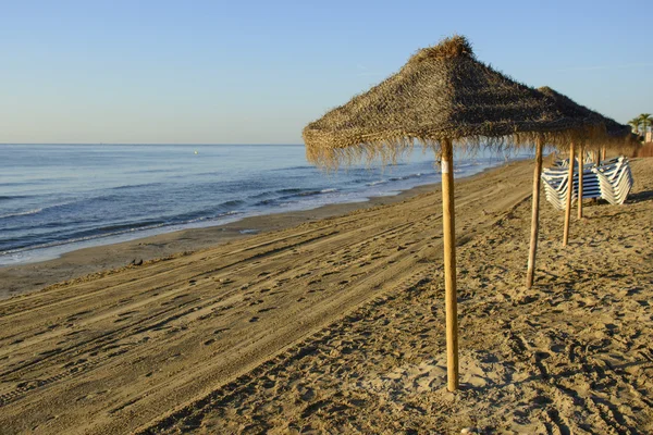 Paraguas en la playa vacía — Foto de Stock